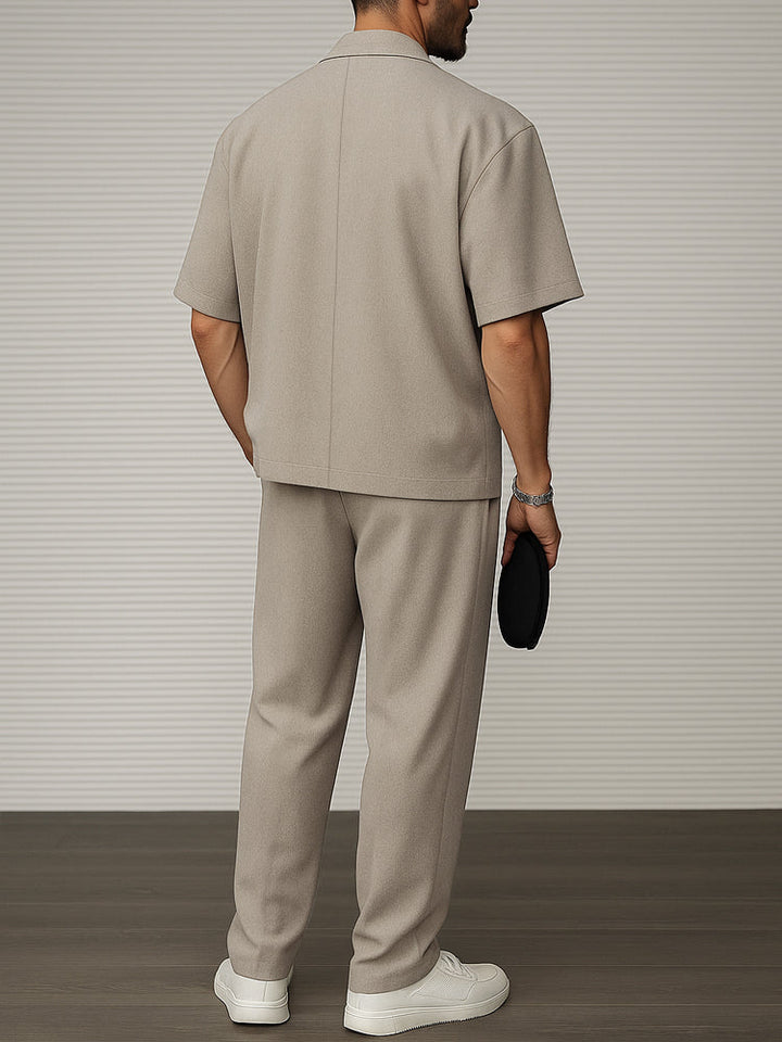 Stylischer Herren Blazer & passende Kaki Stoffhose mit verstellbarem Bund. Vielseitiger Zweiteiler für Freizeit & Büro.
