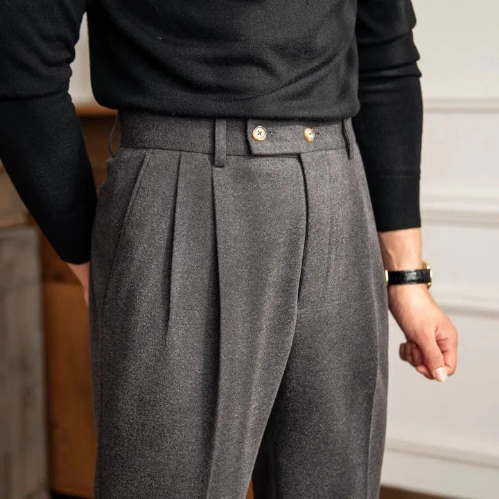 Herrenhose mit hoher Taille & geradem Schnitt. Smart-Casual Faltenhose, ideal für Business & Freizeit im Sommer.