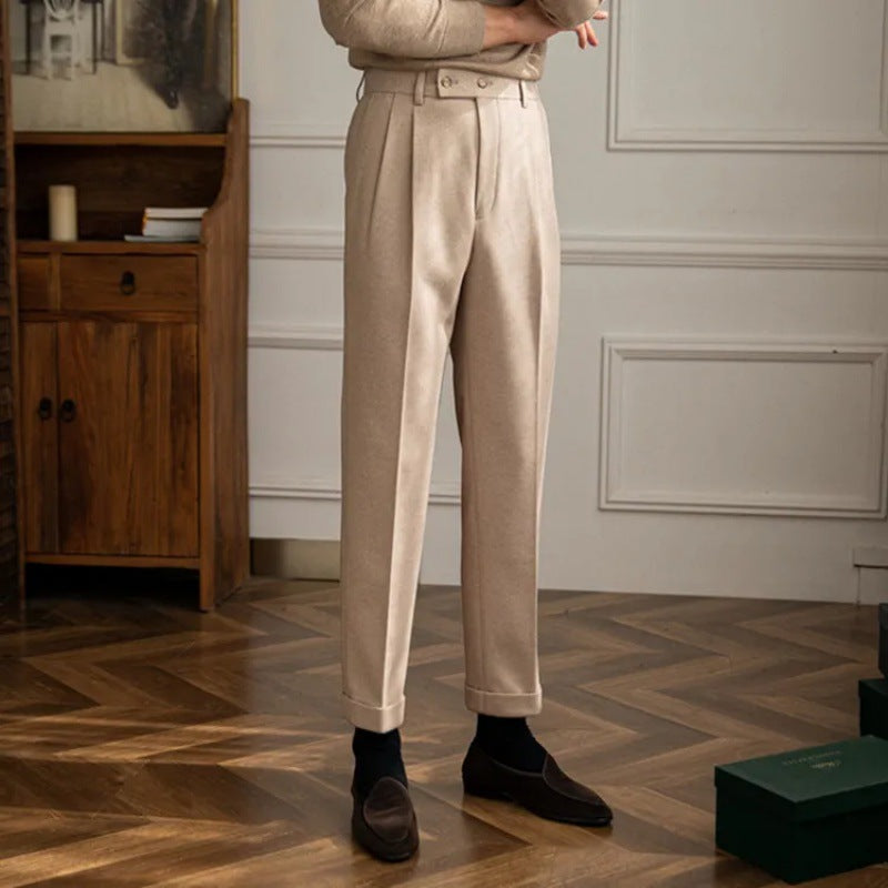Moderne Herrenhose mit hoher Taille & geradem Schnitt. Zeitlose Smart-Casual Faltenhose für elegante Herrenmode.