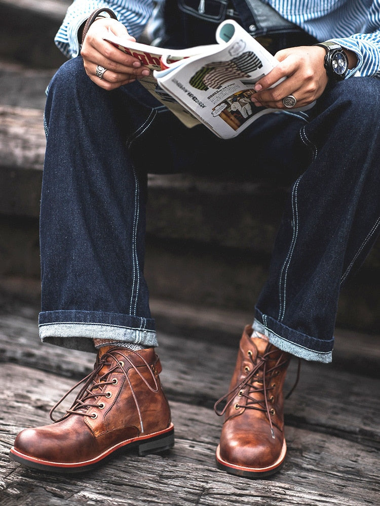 Elegante Herrenstiefel im klassischen und modernen Stil mit edlem Glanz, ideal für Büro und besondere Anlässe.