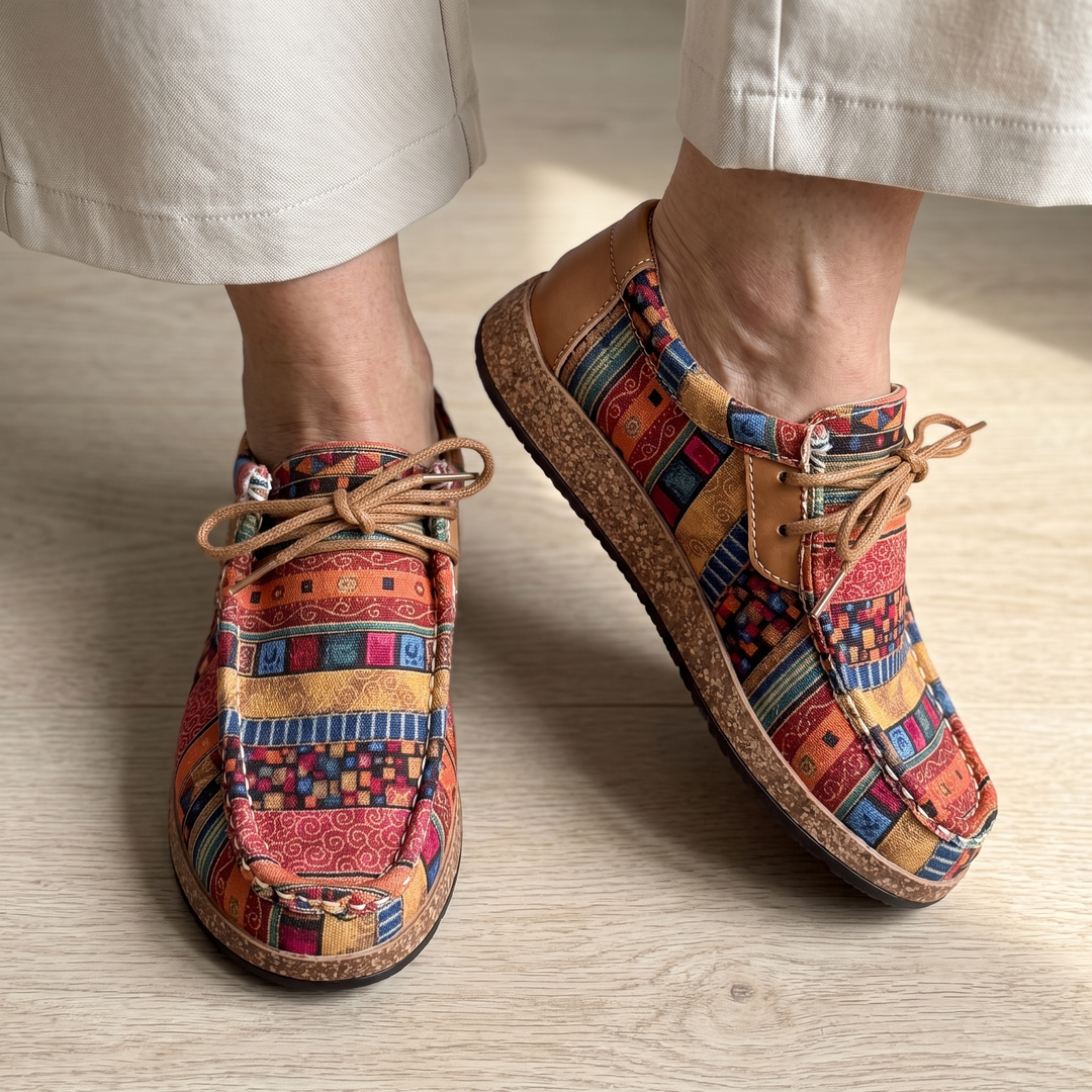 Orthopädischer Muster-Sneaker für Damen in Nahaufnahme mit gemustertem Textil