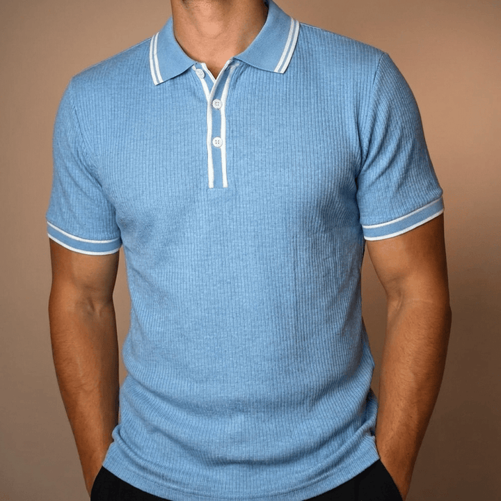 Nahaufnahme eines hellblauen Herren Hénry Polo-Shirts mit strukturiertem Kragen vor neutralem Hintergrund