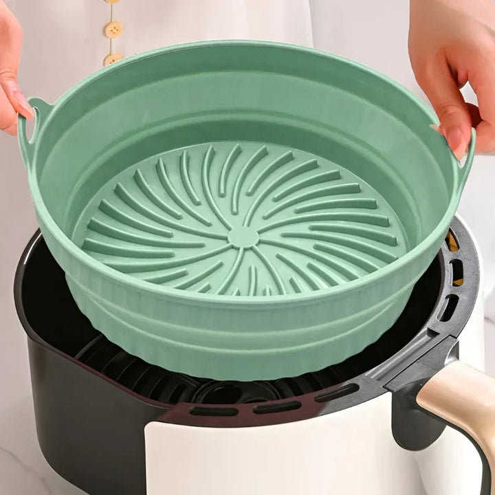 Hitzebeständiger Silikon-Einsatz für Heißluftfritteuse, antihaftbeschichtet, rund, ideal für fettarmes Kochen.