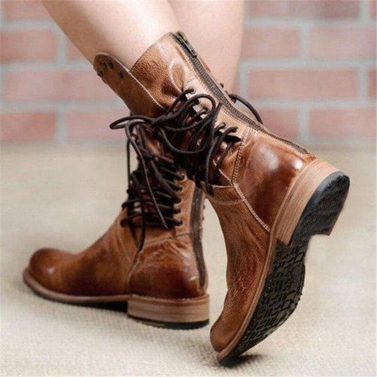 Stylische Damen-Cowboystiefel an einem Modell, kombiniert mit Jeans, für urbane Western-Trends.