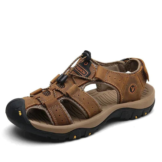 "Hochwertige dunkelbraune Herrensandalen mit orthopädischem Fußbett und verstellbaren Riemen für optimalen Komfort."