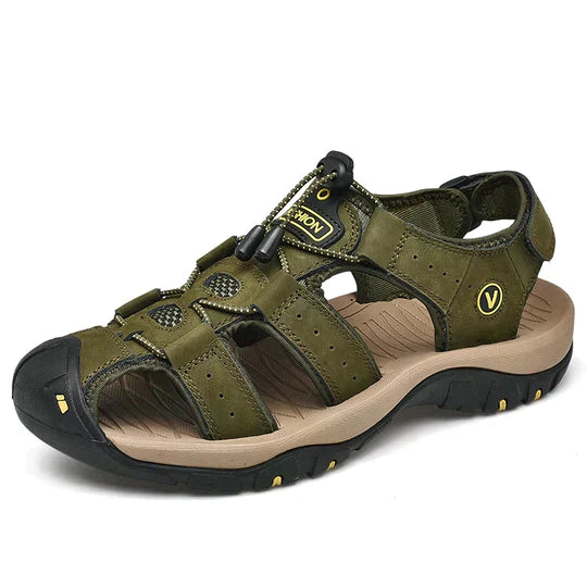 "Hochwertige dunkelbraune Herrensandalen mit orthopädischem Fußbett und verstellbaren Riemen für optimalen Komfort."