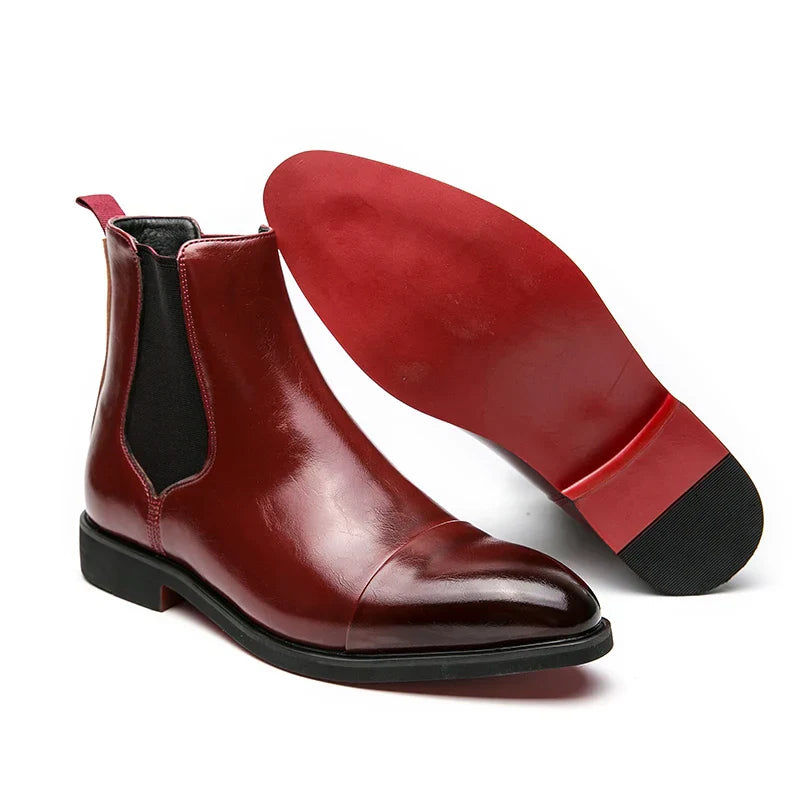 "Hochwertige Leder Chelsea Stiefel für Herren mit seitlichen Gummieinsätzen und profilierter Sohle, elegant und komfortabel."