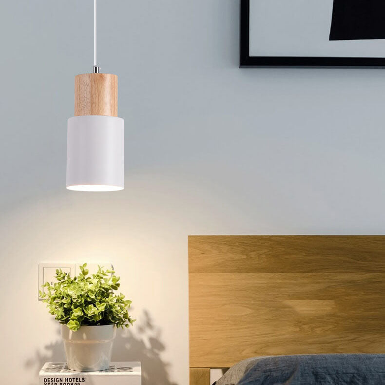 Moderne Hängeleuchte Holz Weiß Schlafzimmerbeleuchtung über Nachttisch mit Pflanze.