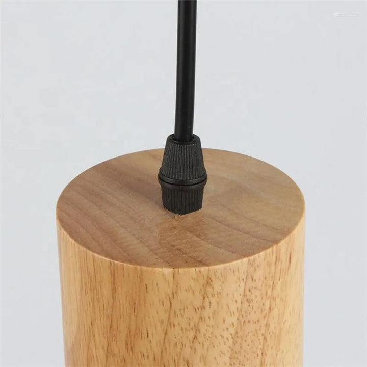 Hängeleuchte Holz zylindrisch, modernes Design, schwarzes Kabel, skandinavischer Stil.