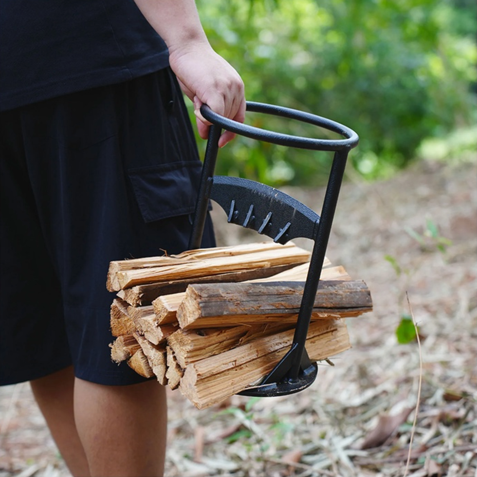 Person trägt Holzträger aus Metall, ideal für Brennholztransport im Freien, ergonomisches Design.