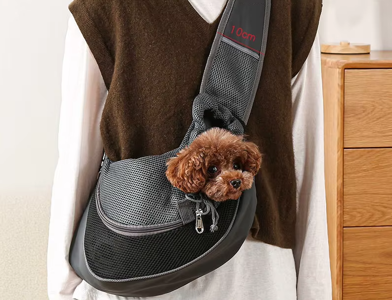 "Hunde-Tragetasche Seitenansicht, ergonomisch, atmungsaktiv, mit gepolsterten Gurten für Komfort und Sicherheit für Haustiere