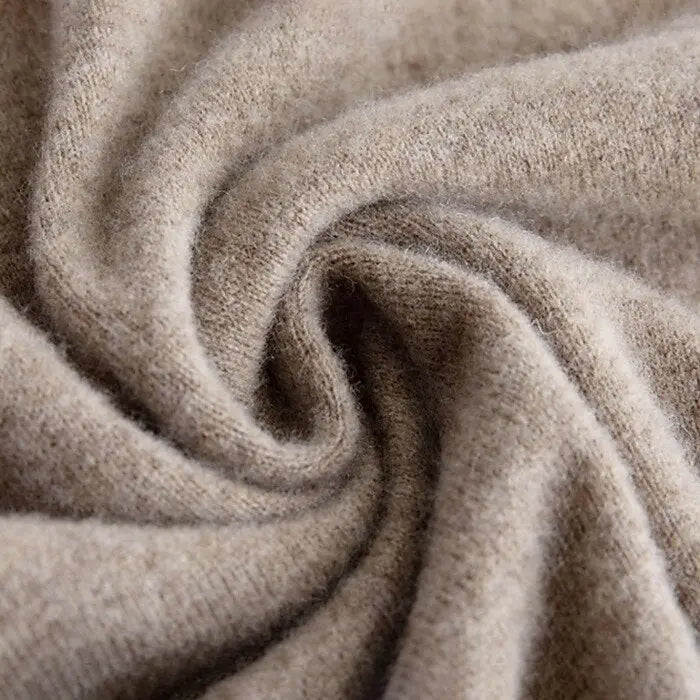 Nahaufnahme der weichen und elastischen Textur der Strickweste in Beige