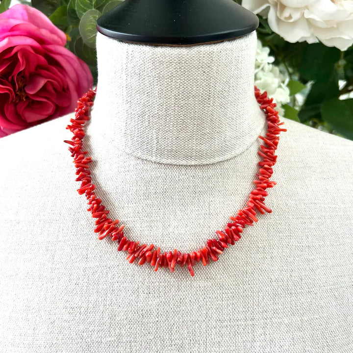 Rote Korallenkette auf Büste, handgefertigt, eleganter Schmuck, Naturmaterial, Geschenkidee.