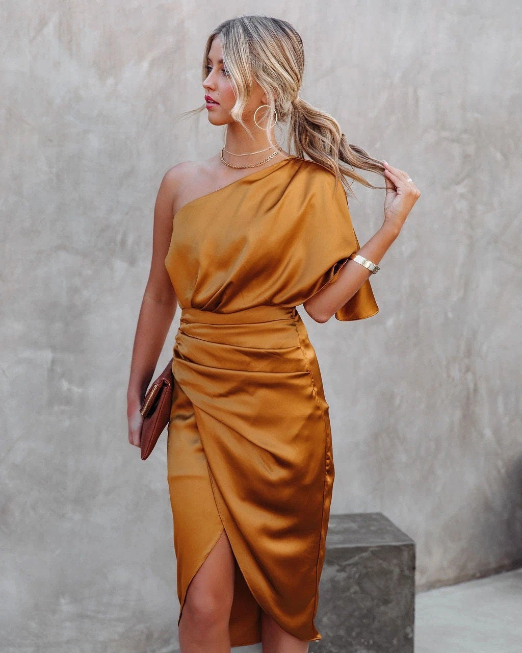 Glänzendes goldenes Abendkleid als Midikleid im One-Shoulder-Design