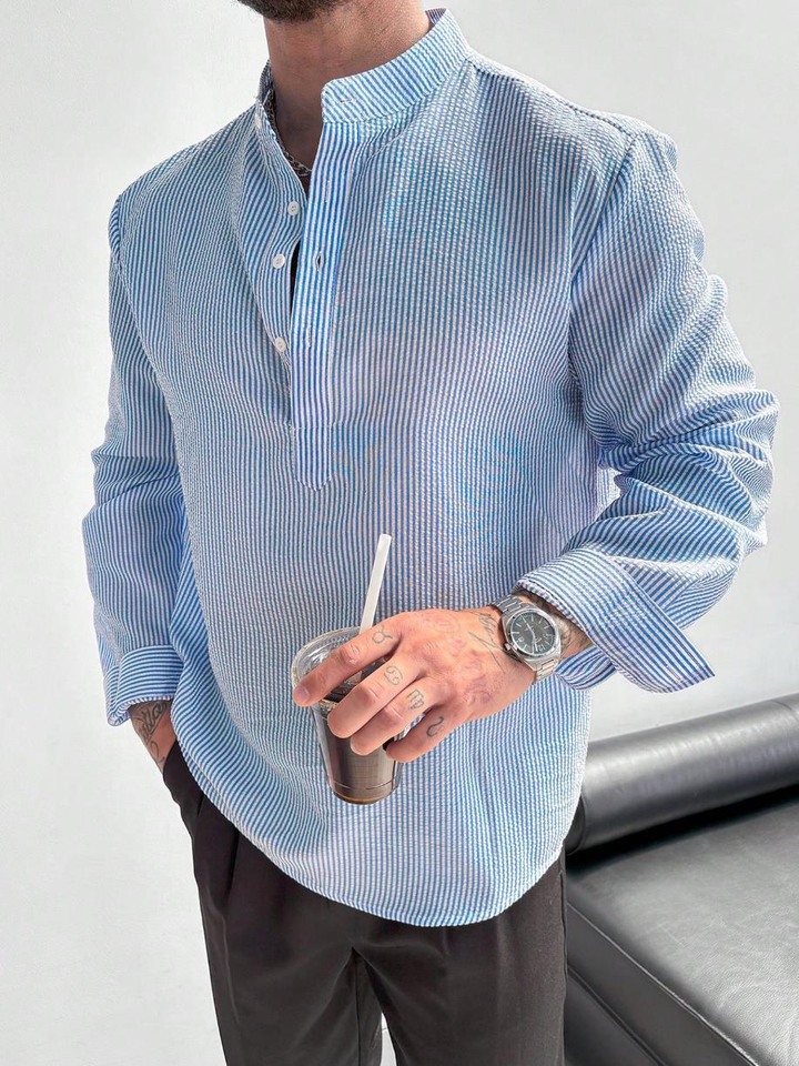 Gestreiftes Herren Langarm Henley Shirt mit Knopfleiste, ideal für modernen Casual Look im Frühling/Herbst.