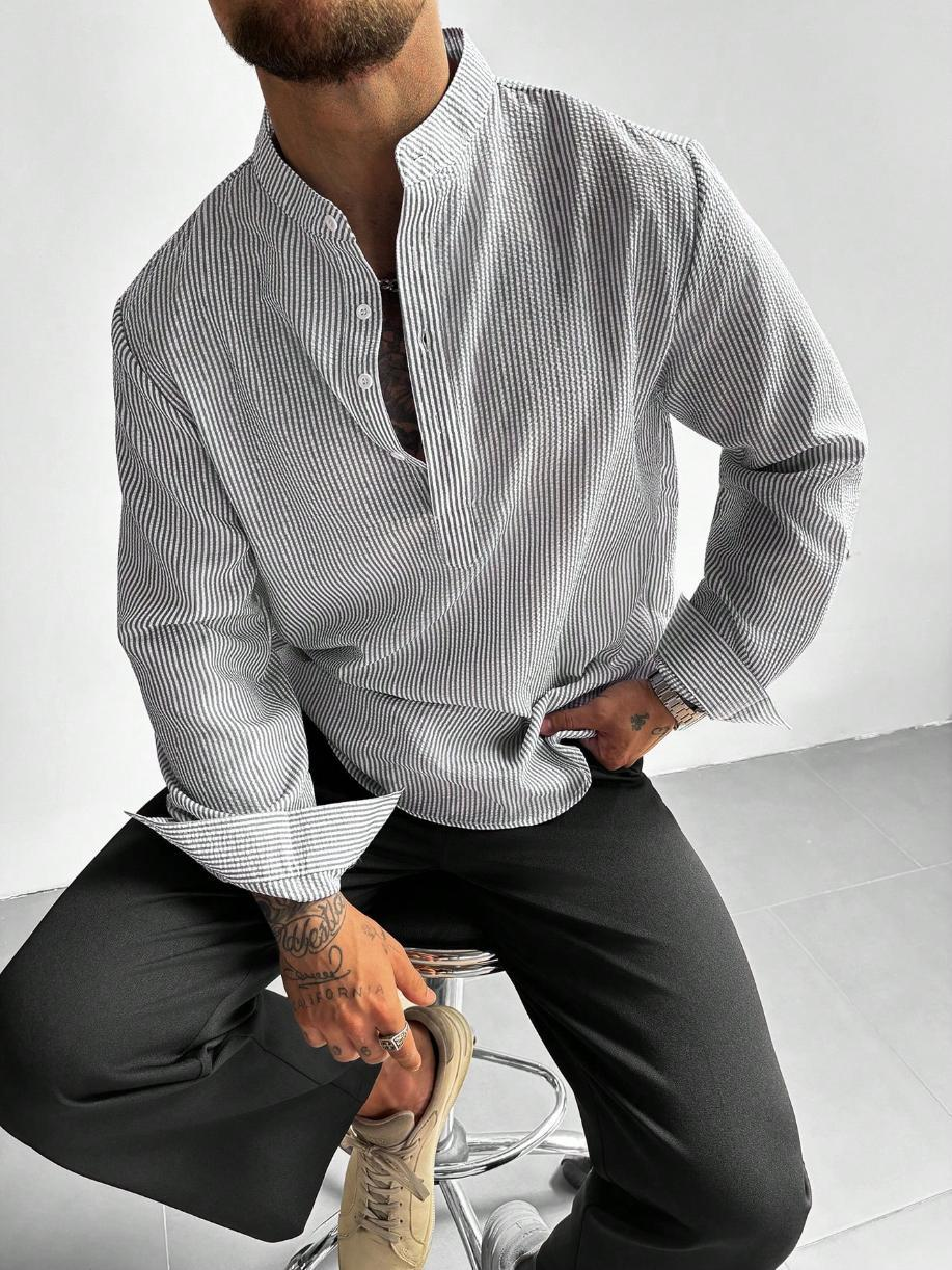 Langarm Herren Henley Shirt mit Streifen und Knopfleiste, stilvolles Oberteil für entspannte Frühling- & Herbstmode.