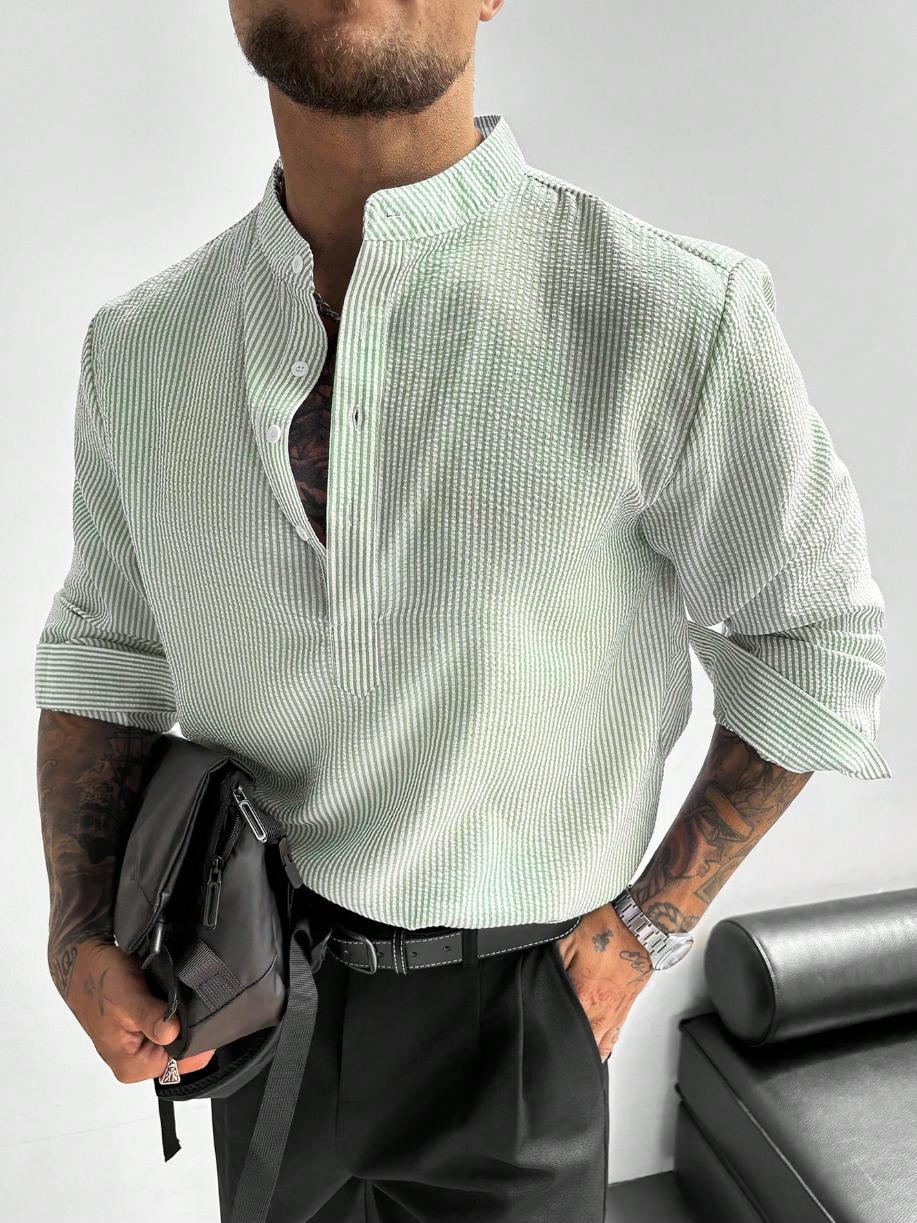 Bequemes gestreiftes Herren Langarm Henley Oberteil, vielseitig kombinierbar für moderne Frühling- & Herbstoutfits.