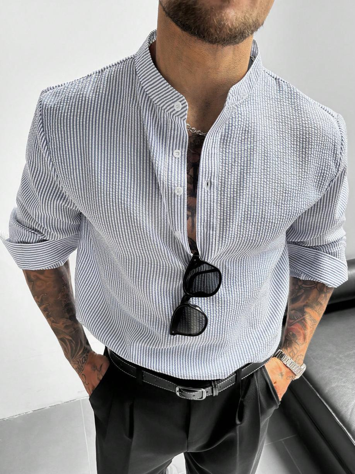 Modernes gestreiftes Herren Langarmshirt im Henley-Stil mit Knopfleiste, perfekt für lässige Frühling- & Herbsttage.