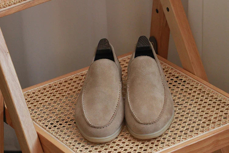 Handgefertigte Herren Slipper in heller Farbe auf Holzboden