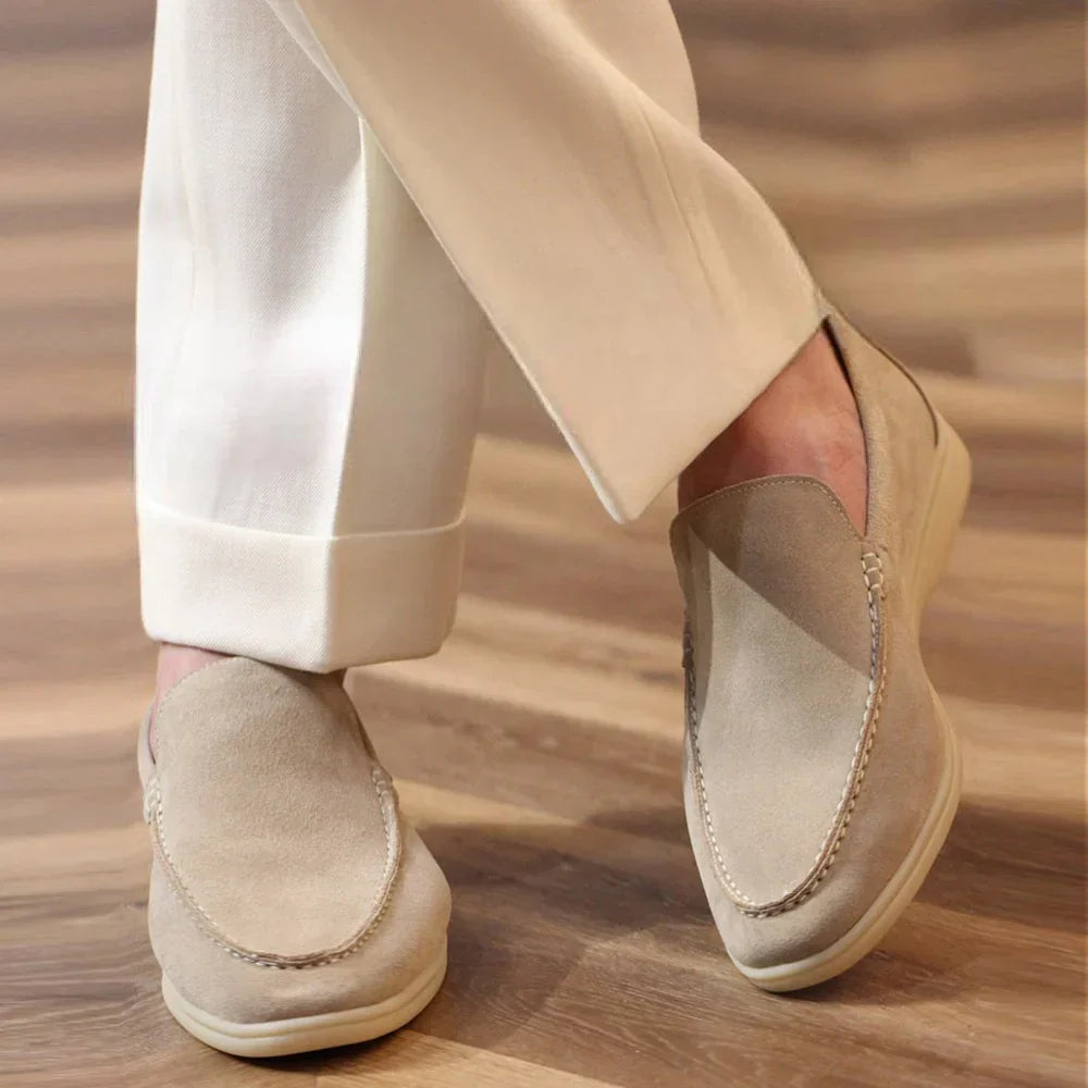 Mann trägt beige Loafer Slipper zu weißer Hose