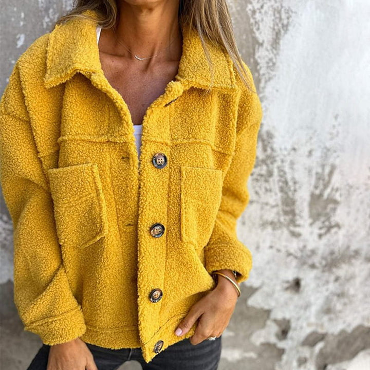 Weiche Teddy-Fleece Damenjacke mit Knöpfen, gemütlich und warm für kühle Herbsttage.