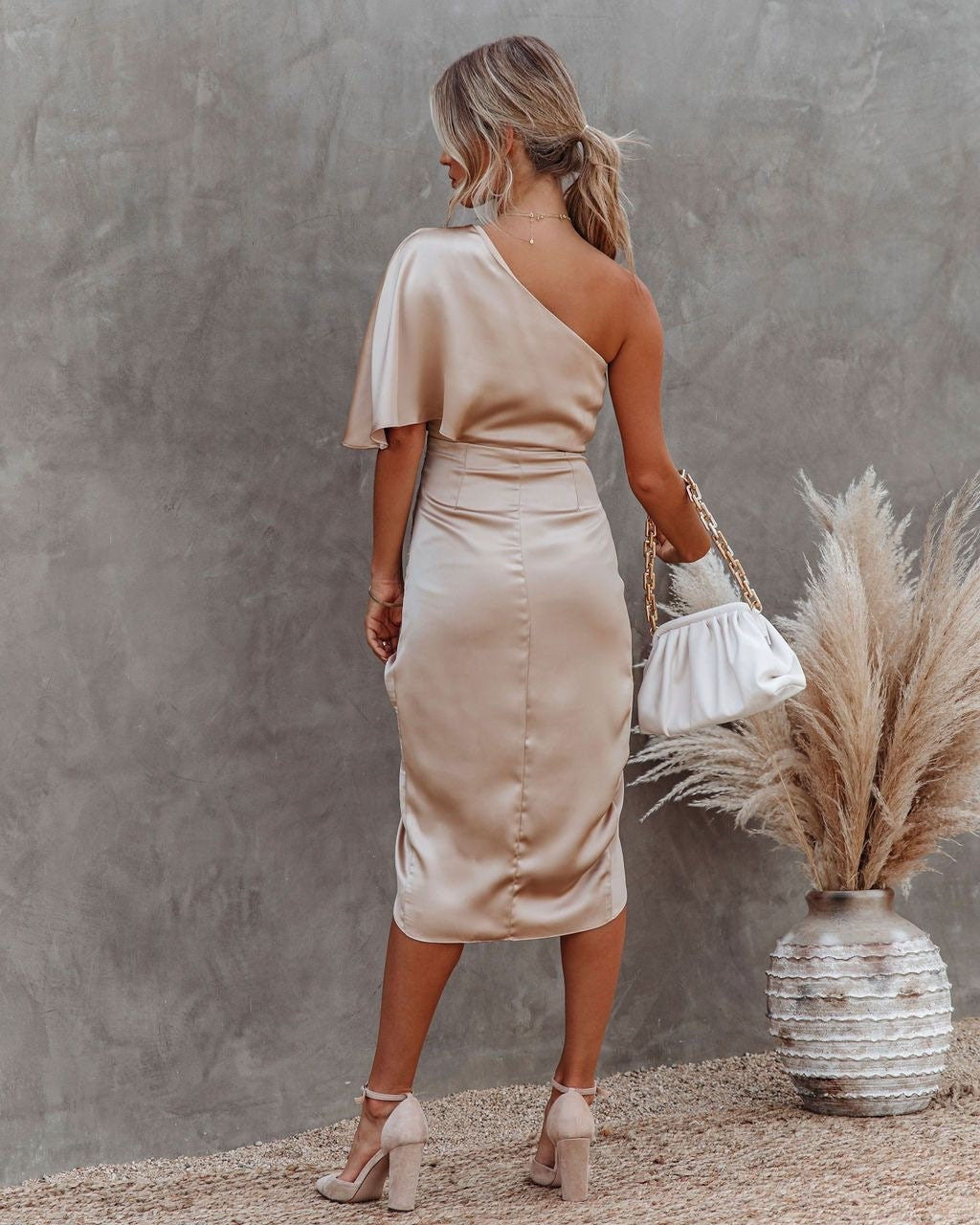 Schwarzes Damen Midi-Kleid mit One-Shoulder-Ausschnitt für Hochzeitsgäste