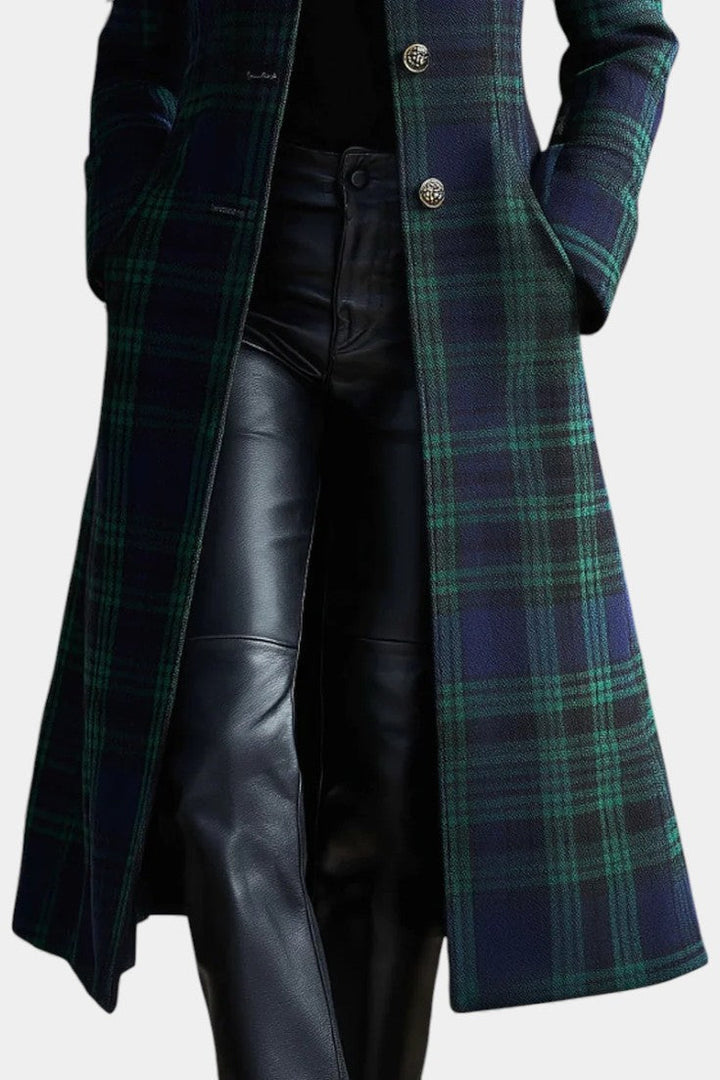 Model trägt eleganten karierten Midi-Mantel für Damen in Grün-Blau. Perfekter, warmer Herbst- und Winter-Look.
