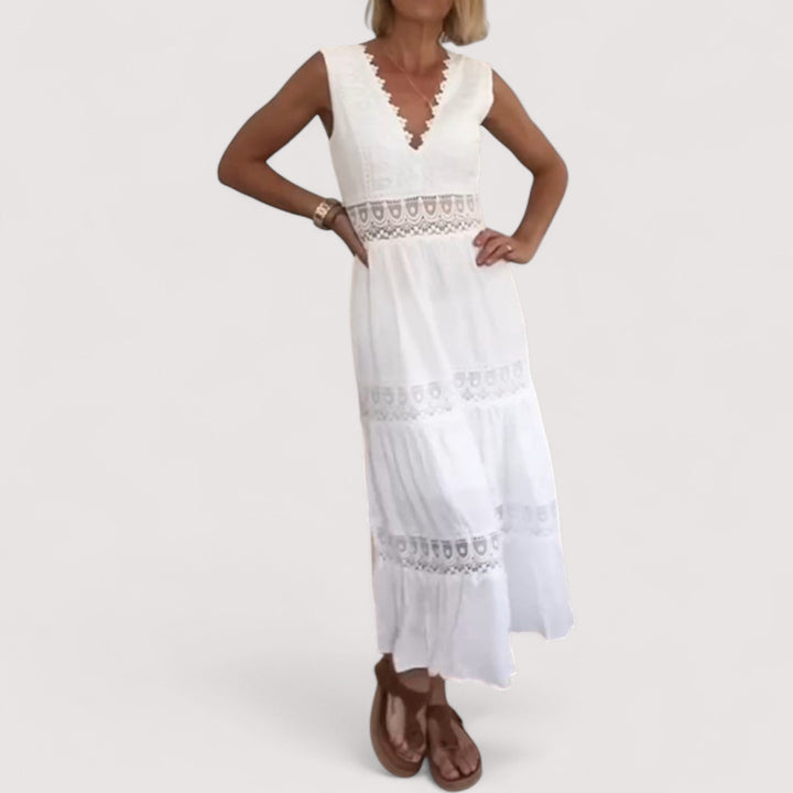 Luftiges Damen Sommerkleid mit V-Ausschnitt, tailliertem Stufenrock & Spitze. Bequemes Strandkleid in Weiß.