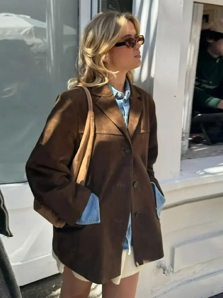 Modische Damen Übergangsjacke in elegantem Braun für den Herbst. Taillierte Passform, ideal für Damenmode.