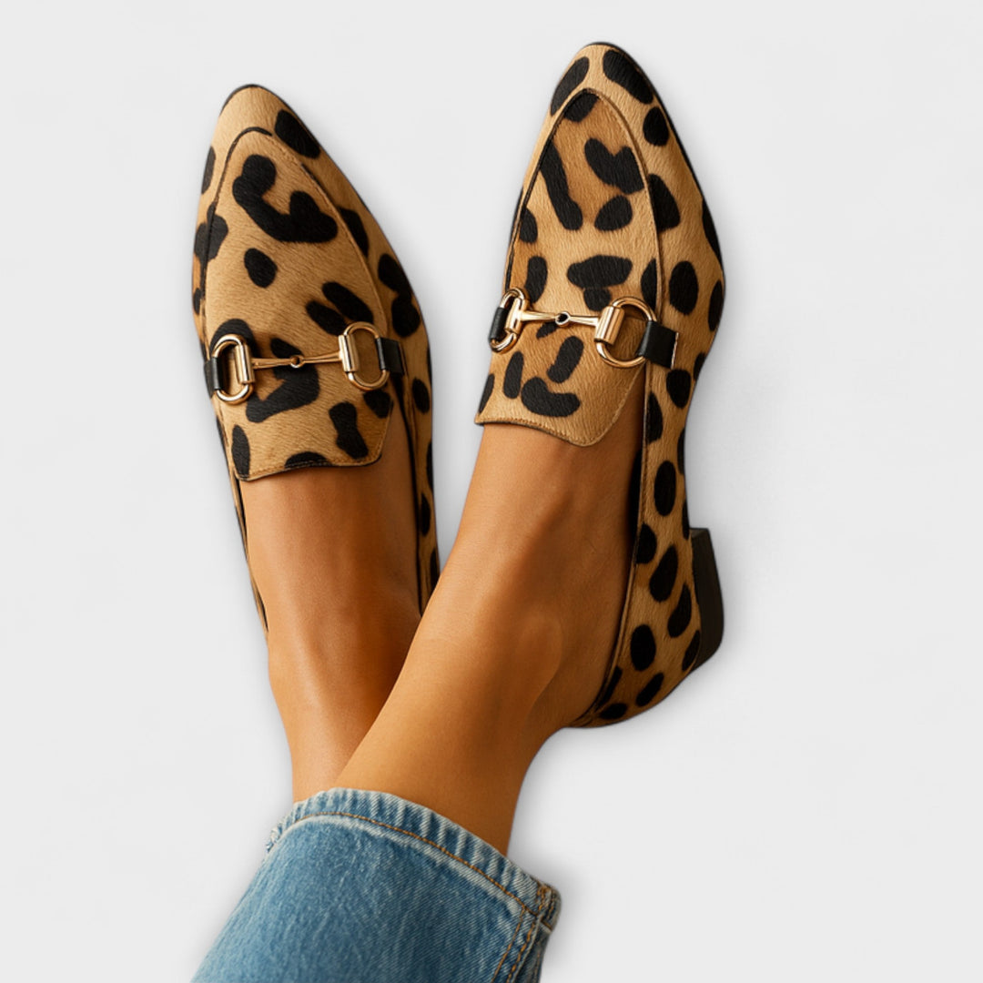 Elegante Damen Loafer mit spitzem Design und Schnalle in einer modernen Ansicht