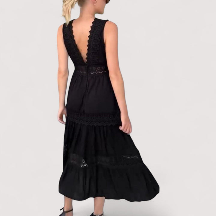 Weißes Damenkleid mit V-Ausschnitt, tailliertem Schnitt, fließendem Stufenrock & eleganter Spitze. Ideal für den Sommer.