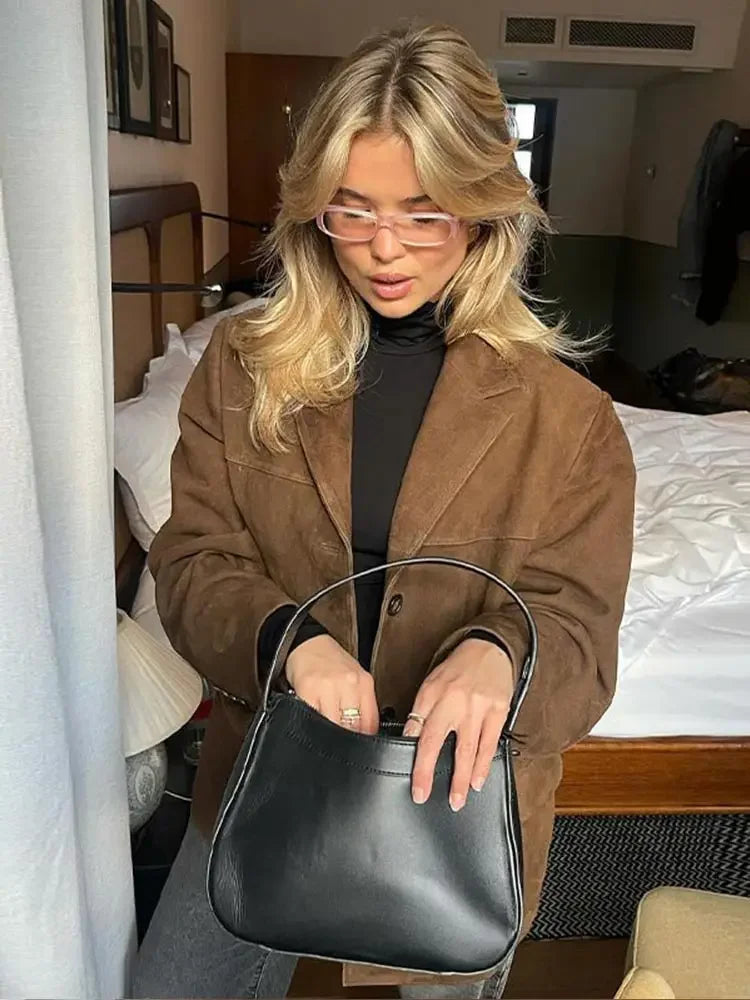 Stilvolle, taillierte braune Damen Herbstjacke. Elegante Oberbekleidung für Damenmode. Übergangsjacke.