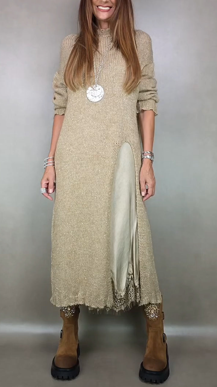 Damen in beigem Strickkleid Set im Layer Look mit Stiefeln