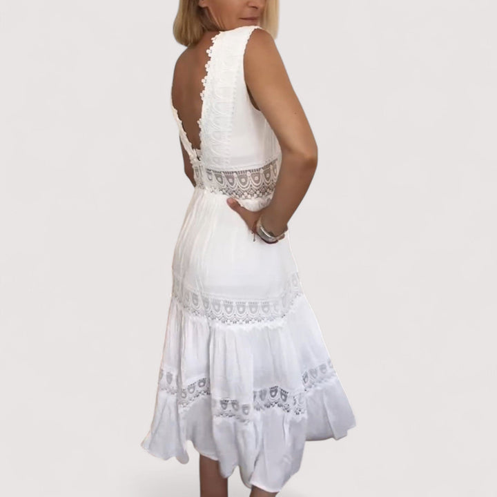 Elegantes Damen Urlaubskleid in Schwarz, mit schmeichelhaftem V-Ausschnitt, tailliertem Stufenrock & Spitze.