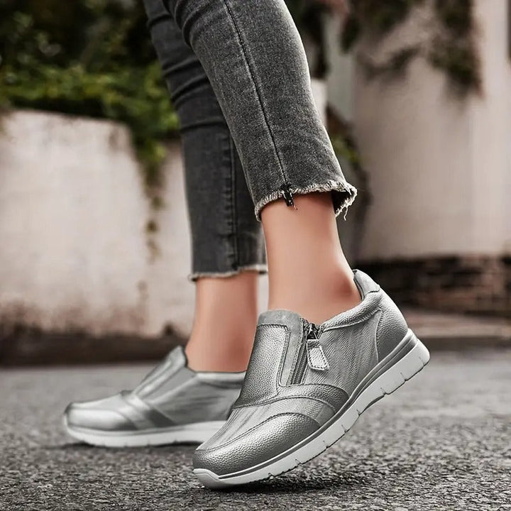 Khaki Damen Freizeitschuhe im Profil, hebt das flexible Design und den Komfort hervor.