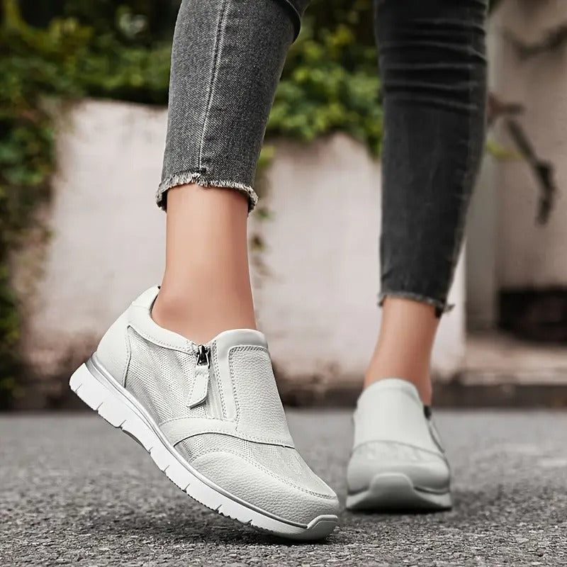 Vorderansicht der silbernen Damen Komfortschuhe, die ein leichtes Tragegefühl bieten.