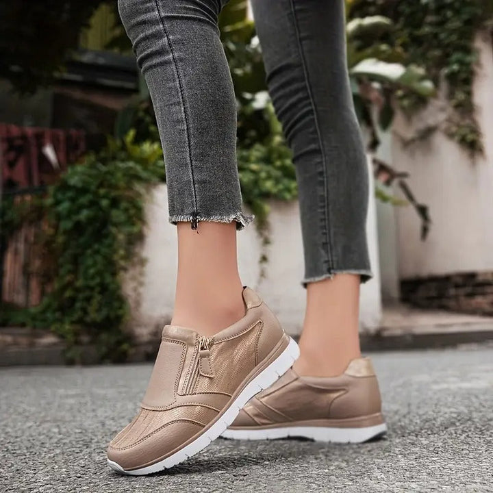 Damen Sneaker in Weiß von oben betrachtet, zeigt das atmungsaktive Obermaterial.