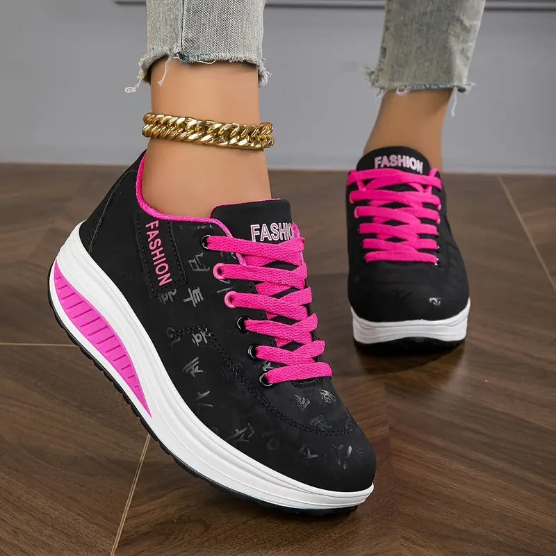 Moderne Damen Sneaker mit Schnürung für den Alltag. Bequeme Freizeitschuhe mit rutschfester Sohle für Komfort.