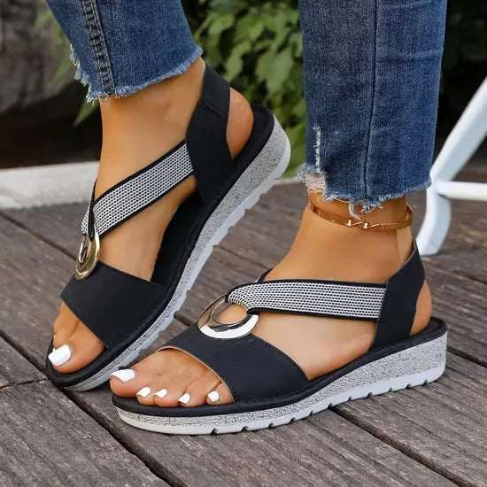 Damenschuhe: Flache Küstensandalen mit Kreuzriemen-Design. Ideale Komfortschuhe für Urlaub & Strandmode.
