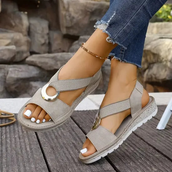 Flache Damen Küstensandalen: Bequeme Urlaubsschuhe mit eleganten Kreuzriemen für den ganzen Tag.