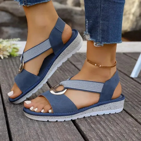 Urlaubsschuhe: Bequeme Damen Küstensandalen. Orthopädische Damensandalen mit eleganten Kreuzriemen für den Sommer.