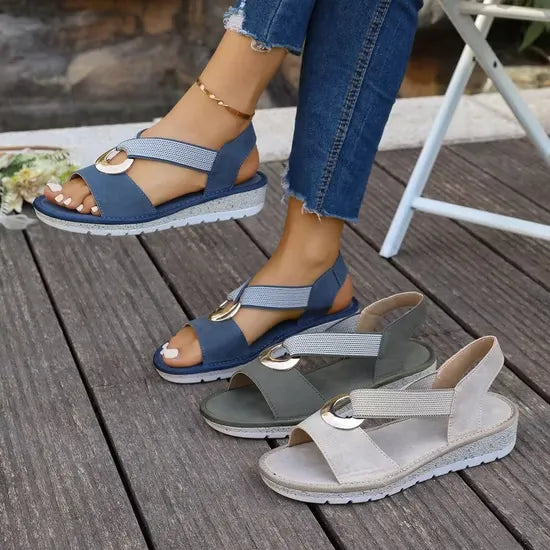 Zeitlose Damen Küstensandalen: Komfortable Freizeitschuhe mit Kreuzriemen. Perfekt als elegante Sommersandalen.