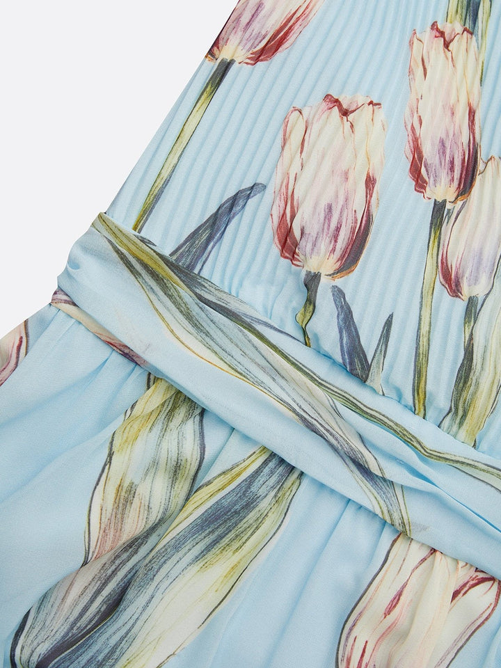 Nahaufnahme des bunten Tulpenmuster-Stoffs auf dem eleganten Abendkleid