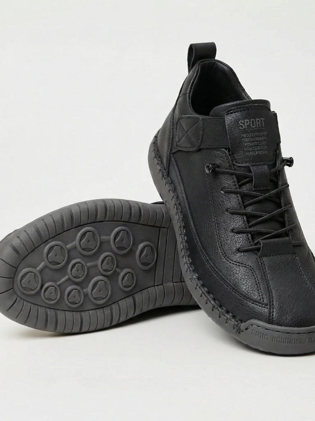 Damen Sportschuhe in Schwarz mit Sohlenprofil im Detail