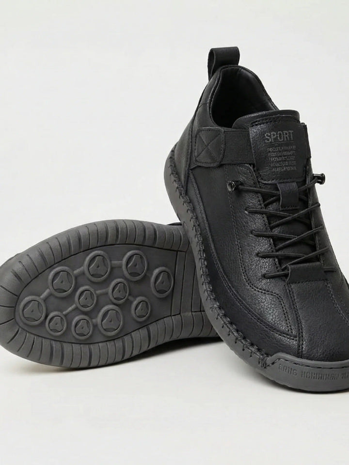 Damen Sportschuhe in Schwarz mit Sohlenprofil im Detail