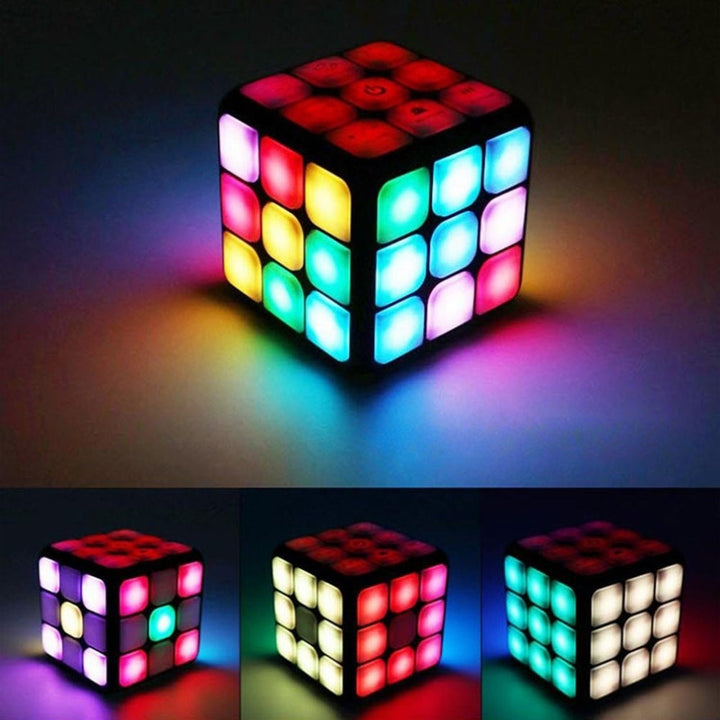 "Intelligenter Rubik's Cube mit blauem und weißem Design, fördert kognitive Fähigkeiten, geeignet für Anfänger und Profis"