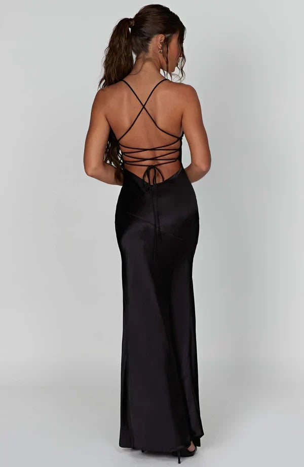 Stilvolles Maxikleid für Frauen, knöchellang, mit femininem V-Ausschnitt und hohem Beinschlitz.