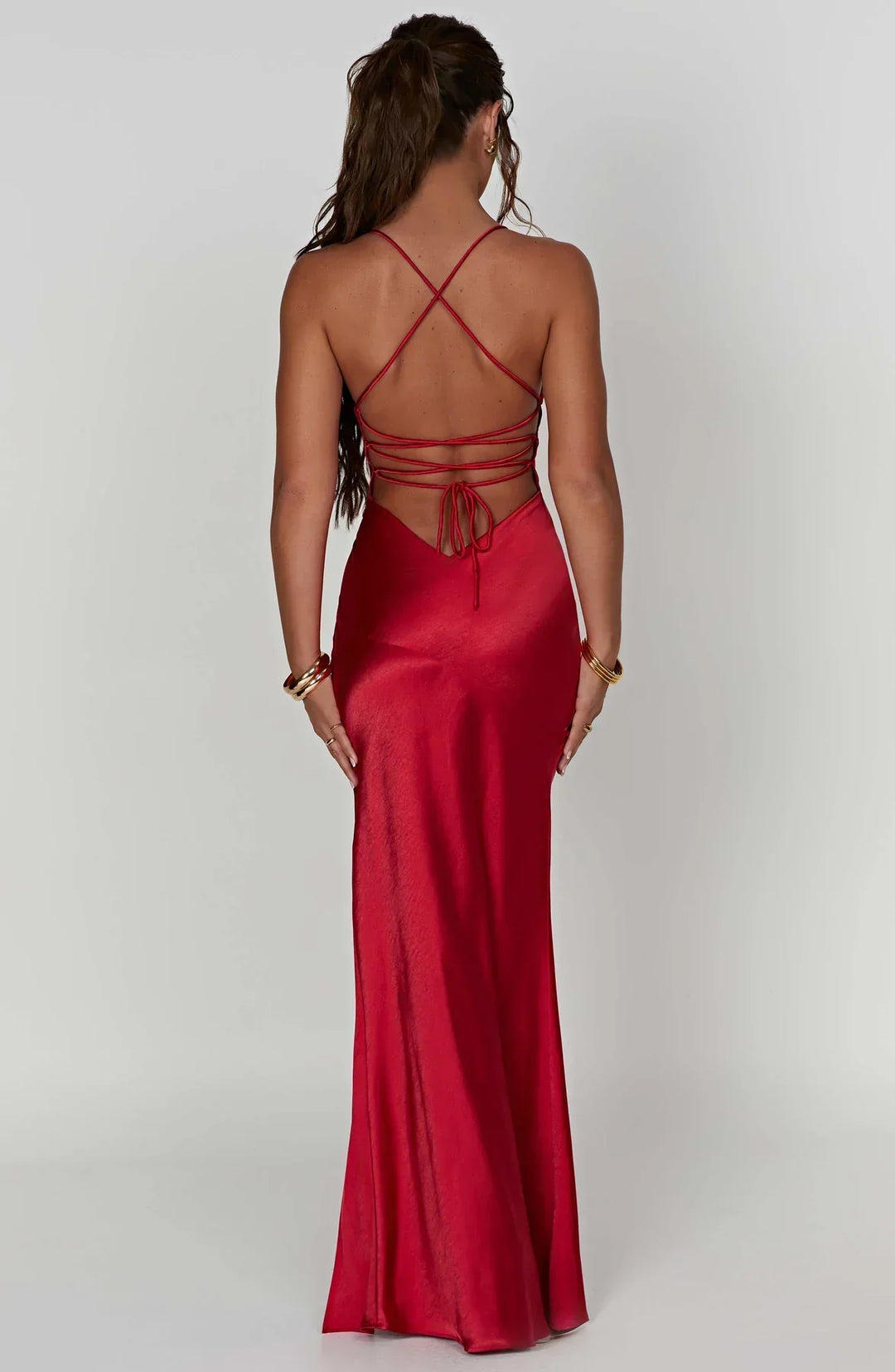 Langes Abendkleid für Damen, ideal für Hochzeiten, mit tiefem V-Ausschnitt und seitlichem Schlitz.