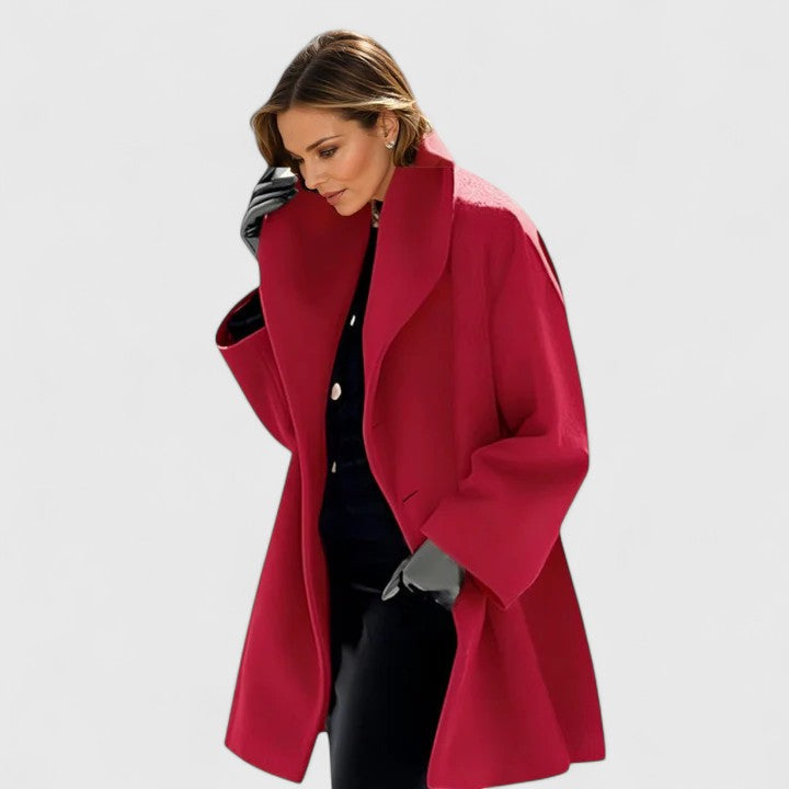 Elegante Frau in rotem Herbstmantel mit weitem Kragen und schwarzen Handschuhen.