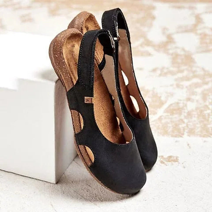 Schwarze bequeme Sandalen mit Fersenriemen in eleganter Ansicht